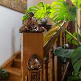 ...introduce al sontuoso scalone in legno massello con finiture accuratamente intagliate